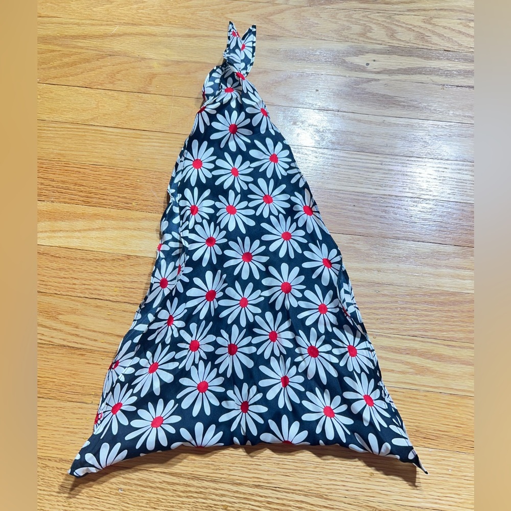 Silk scarf. Red and white daisy pattern in blue background.